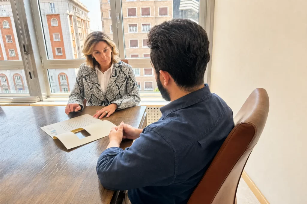 Fotografía de Belén Marco atendiendo a un cliente, Gestoría Marco