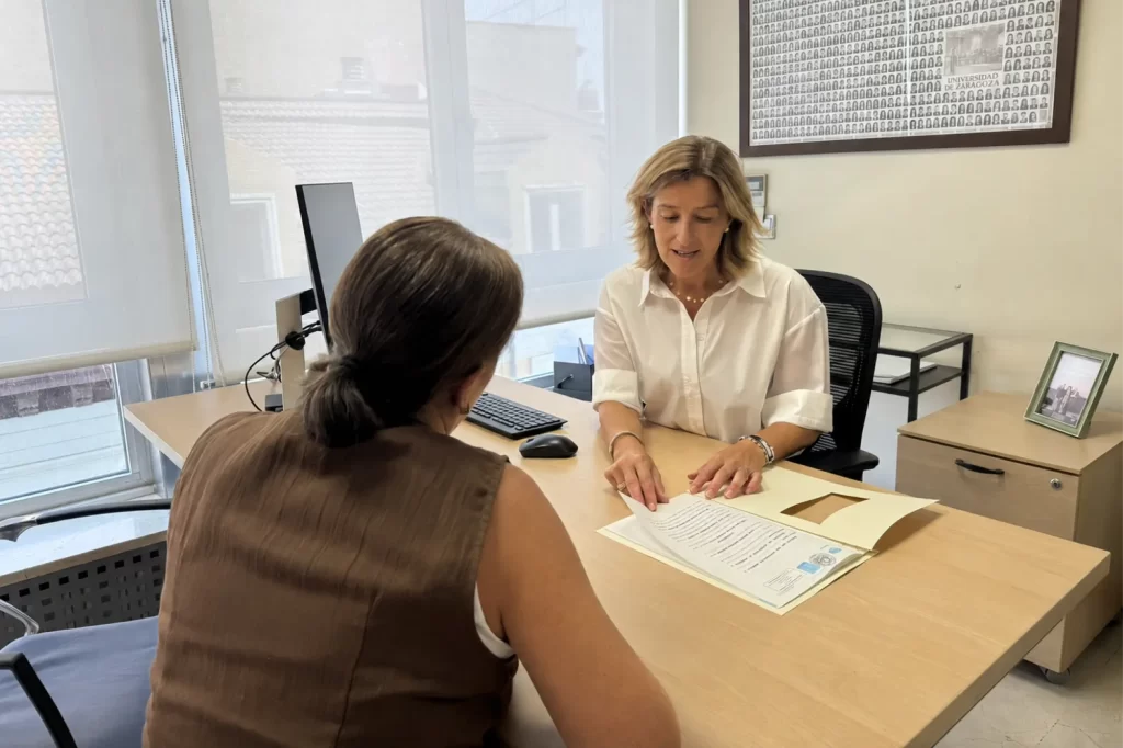 Fotografía de Belén Marco atendiendo a un cliente, Gestoría Marco