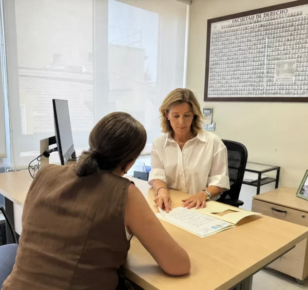 Fotografía de Belén Marco atendiendo a un cliente, Gestoría Marco